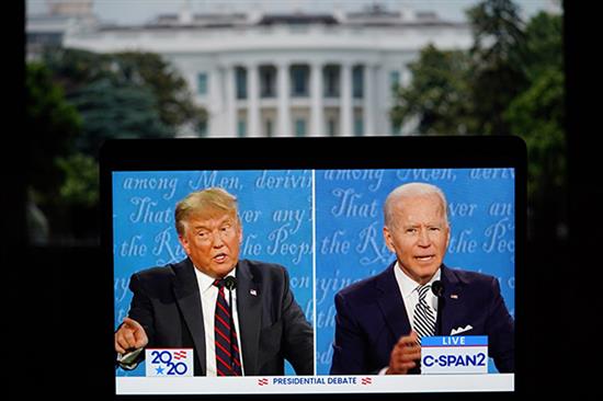 这张9月29日在美国弗吉尼亚州阿灵顿拍摄的视频画面显示，美国总统特朗普（左）与美国民主党总统候选人拜登在俄亥俄州克利夫兰市参加2020年美国总统候选人首场电视辩论。新华社 图